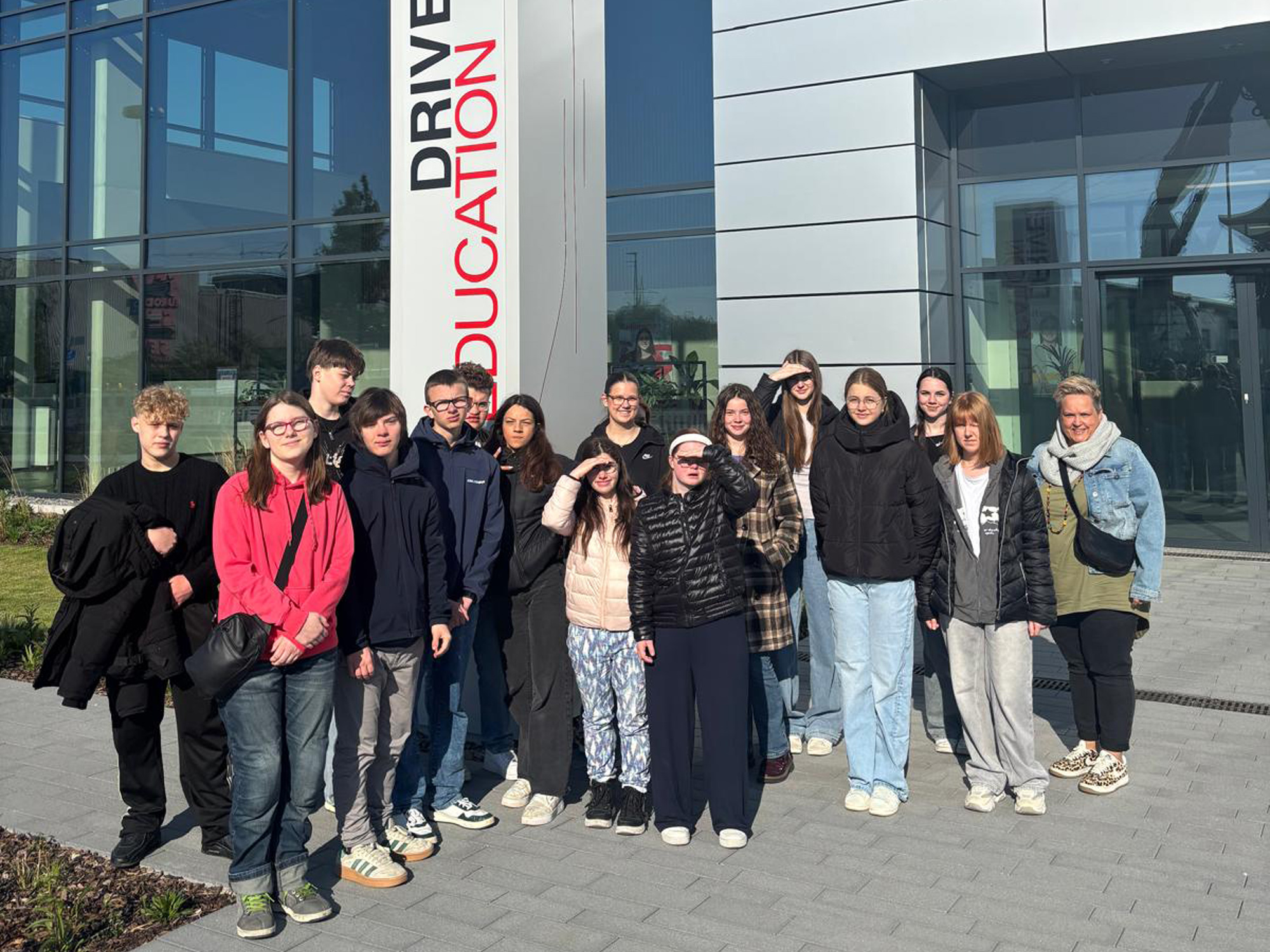 Besuch der Lerngruppe 10b im Ausbildungszentrum der SEW-EURODRIVE – Bild zum Artikel
